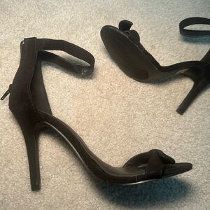 Cream and white snakeskin buckle peep toe heels size 7 bow detail never worn